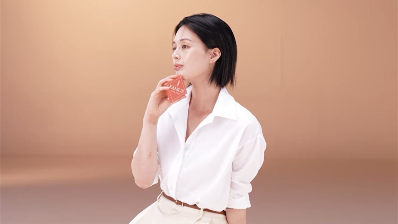 카무트 제품을 든 여성 모델